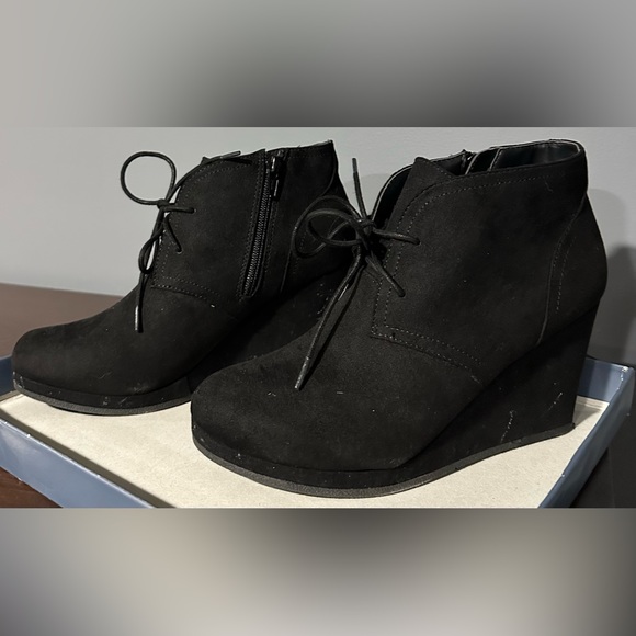 Universal thread black wedge ankle booties - Picture 2 of 5